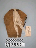 藏品(男子羽飾皮帽)的圖片